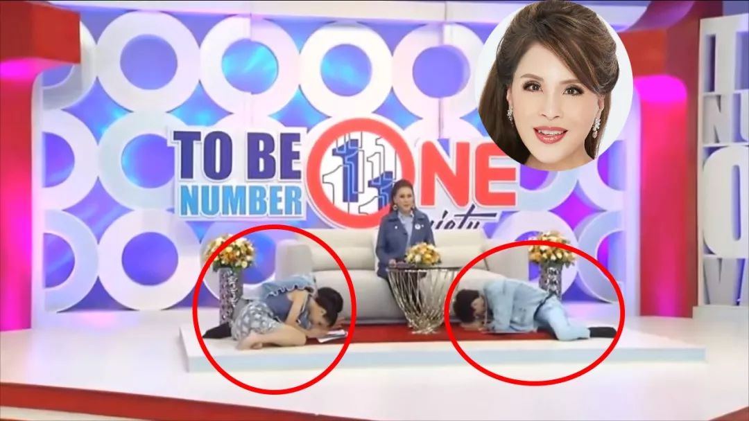 而三名主持人则跪坐在沙发的两侧,并且双手合十向公主殿下叩拜,动作