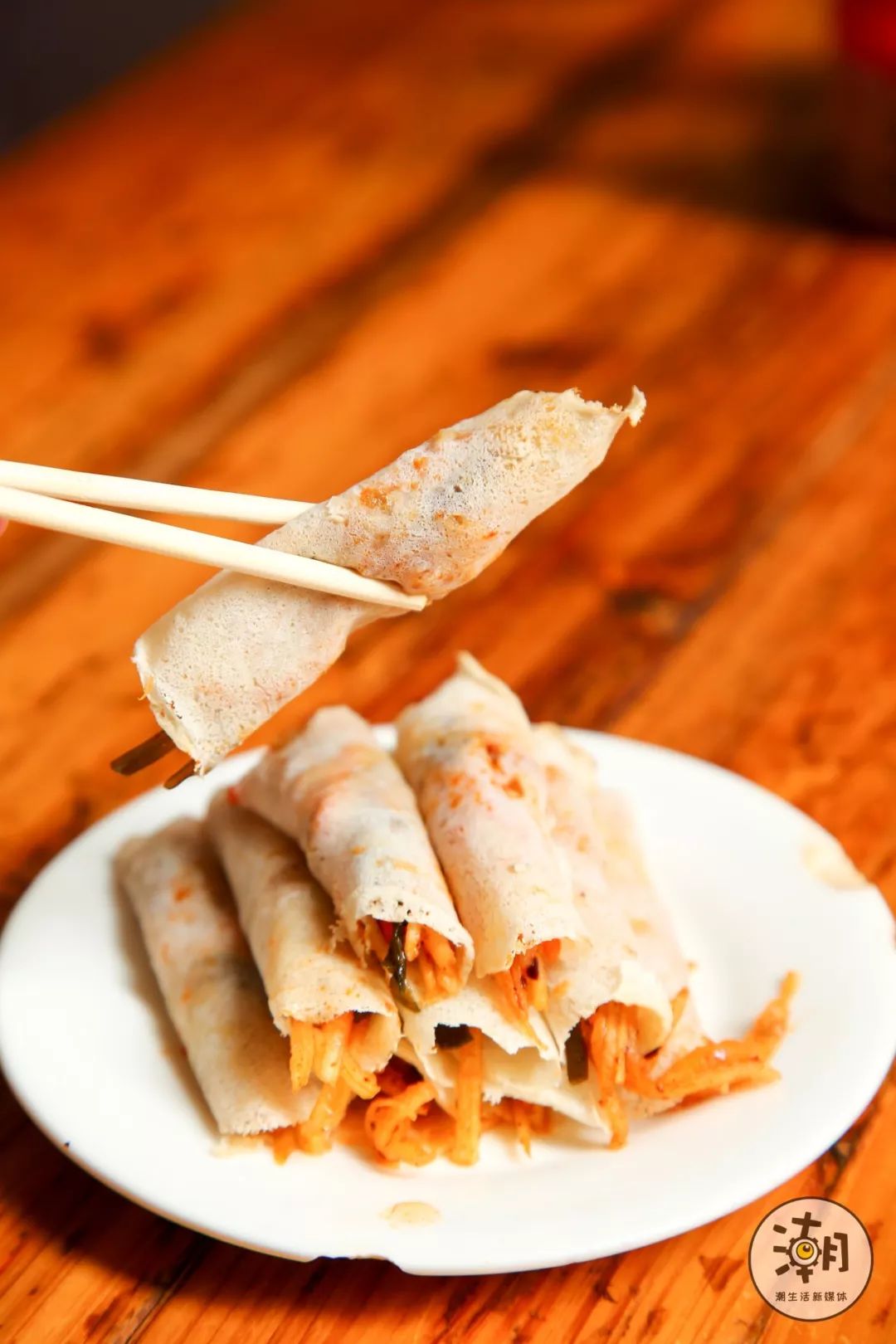 气最好吃的就是甜醋加辣味春卷一气呵成动作非常的熟练从手工切蔬菜丝