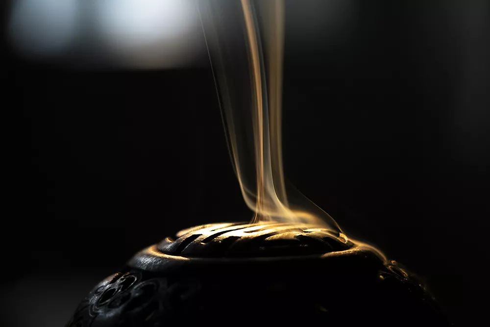 随鼻尖追寻沉香的香韵,丝丝袅袅,如有似无,每一缕香气都是捉摸不定的