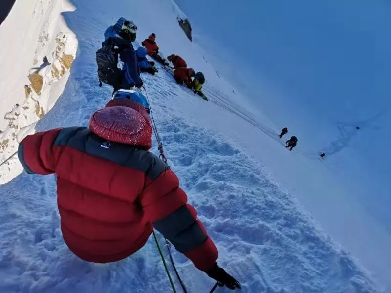 朗詩登山隊成功登頂海拔6168米高峰雀兒山以攀登者之名致敬高山