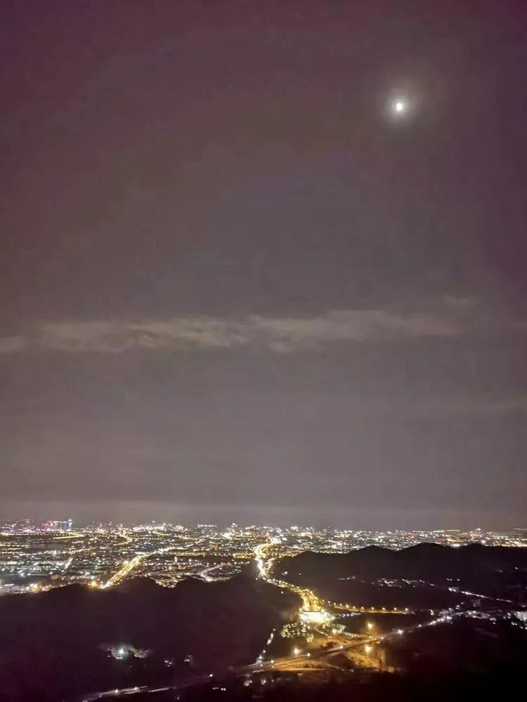 德胜岩夜景图片