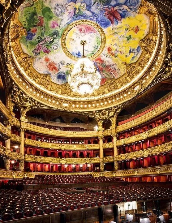 artis2019秋季礼服系列,以巴黎歌剧院里夏加尔的绘画杰作为设计灵感