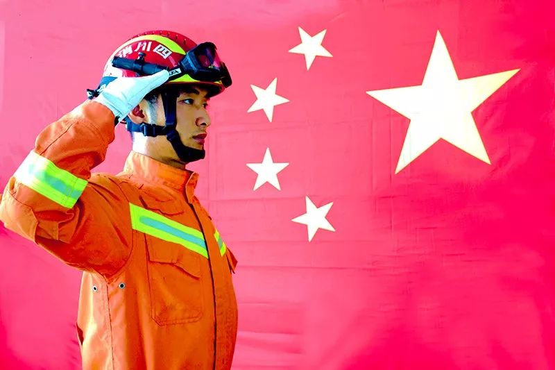 我与国旗同框 | 四川消防全体指战员真情告白祖国!