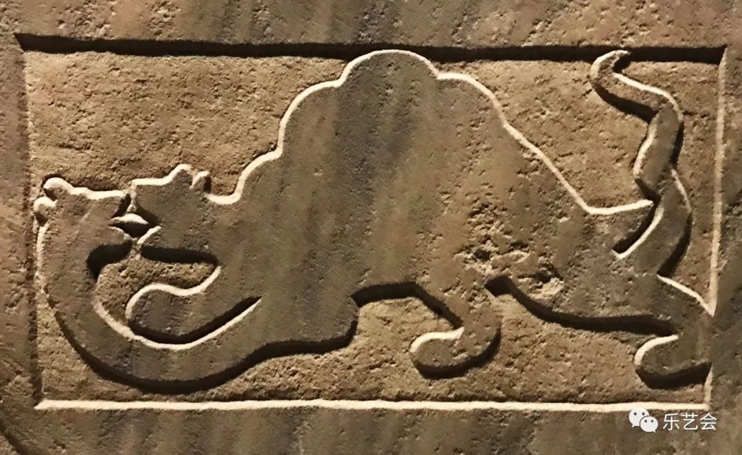 神兽玉兔捣药图门楣画像石