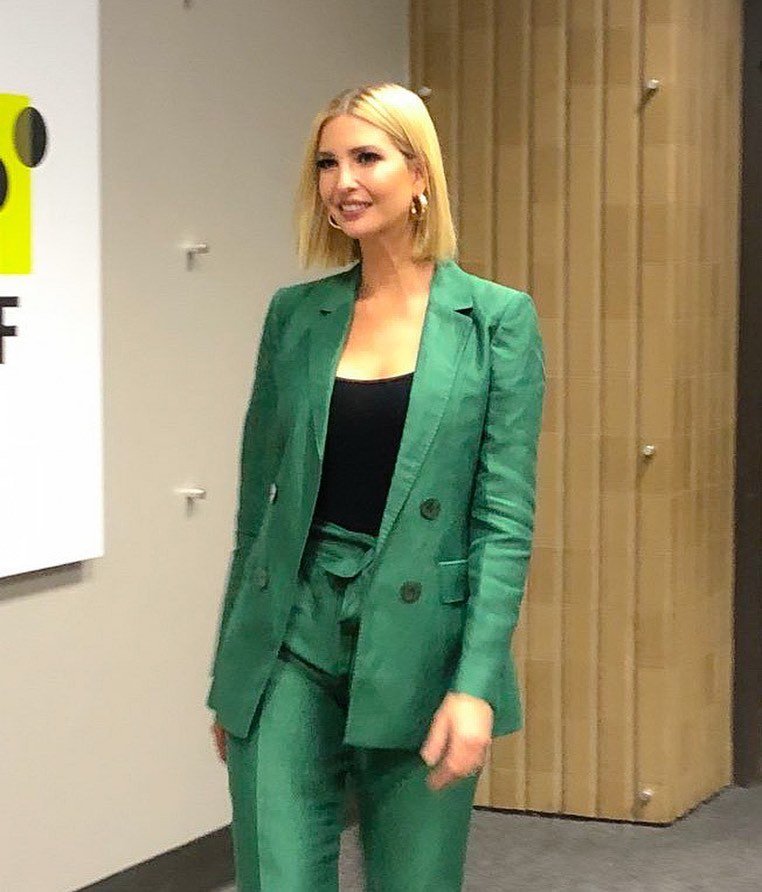 原创伊万卡一身绿西装现身,轻松签下25万就业合同,美貌与实力并存