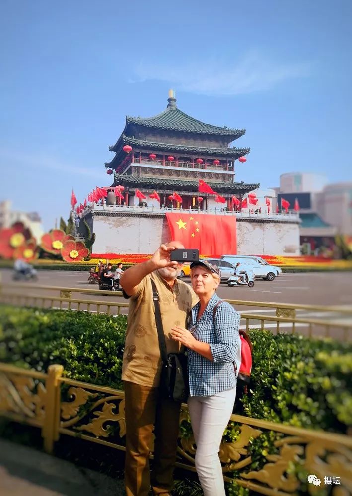 《喜庆欢歌》作品名称:《龙腾欢舞》拍摄地:内蒙赤峰摄影:李小瑛(2群)