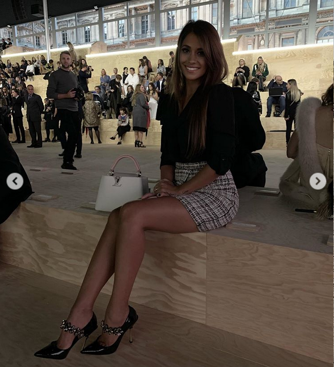 梅西娇妻晒美照颜值获盛赞 c罗女友亲自点赞_安东内拉