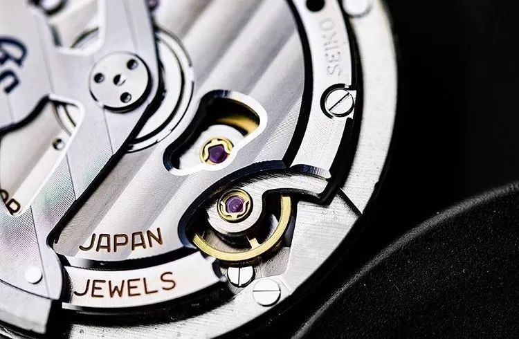 因为spring drive的强大特性,9r65机芯的打磨一直被人忽视.