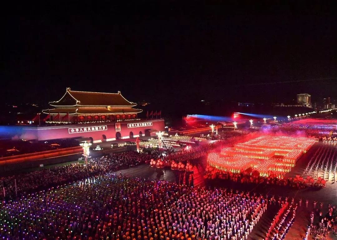 这首先离不开北京理工大学团队多年研发的数字表演与仿真技术.