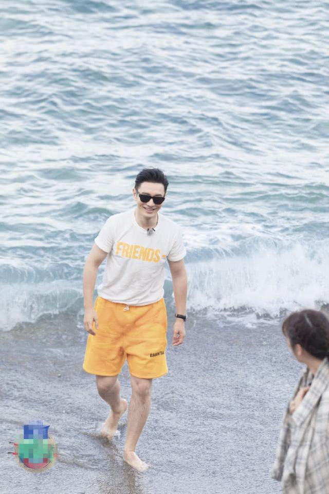 42岁黄晓明与大四岁苏有朋同框比帅白t配黄短裤阳光帅气