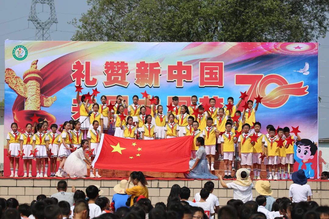 五年组同学们的朗诵,饱含着对祖国的深情,对国旗的热爱为同学们带来