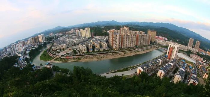 绿水环绕的县城一角9月30日,我县召开《松桃苗族自治县松江流域保护