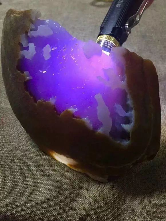 翠友5000买的翡翠原石料,开窗后从此走上了人生巅峰