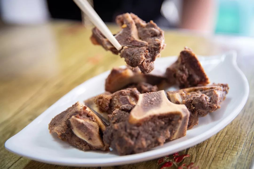 坐上蔡甸线,9分钟去吃碗新农牛肉面!_牛骨头