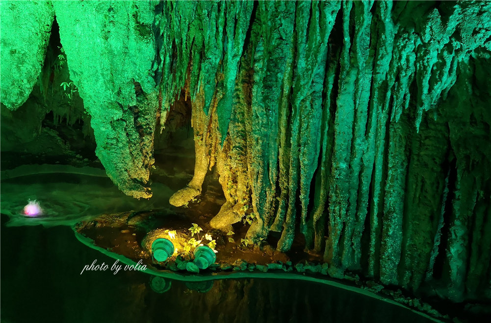 石笋,石幔,石柱,石帘,石瀑,廊道曲折,五彩缤纷.