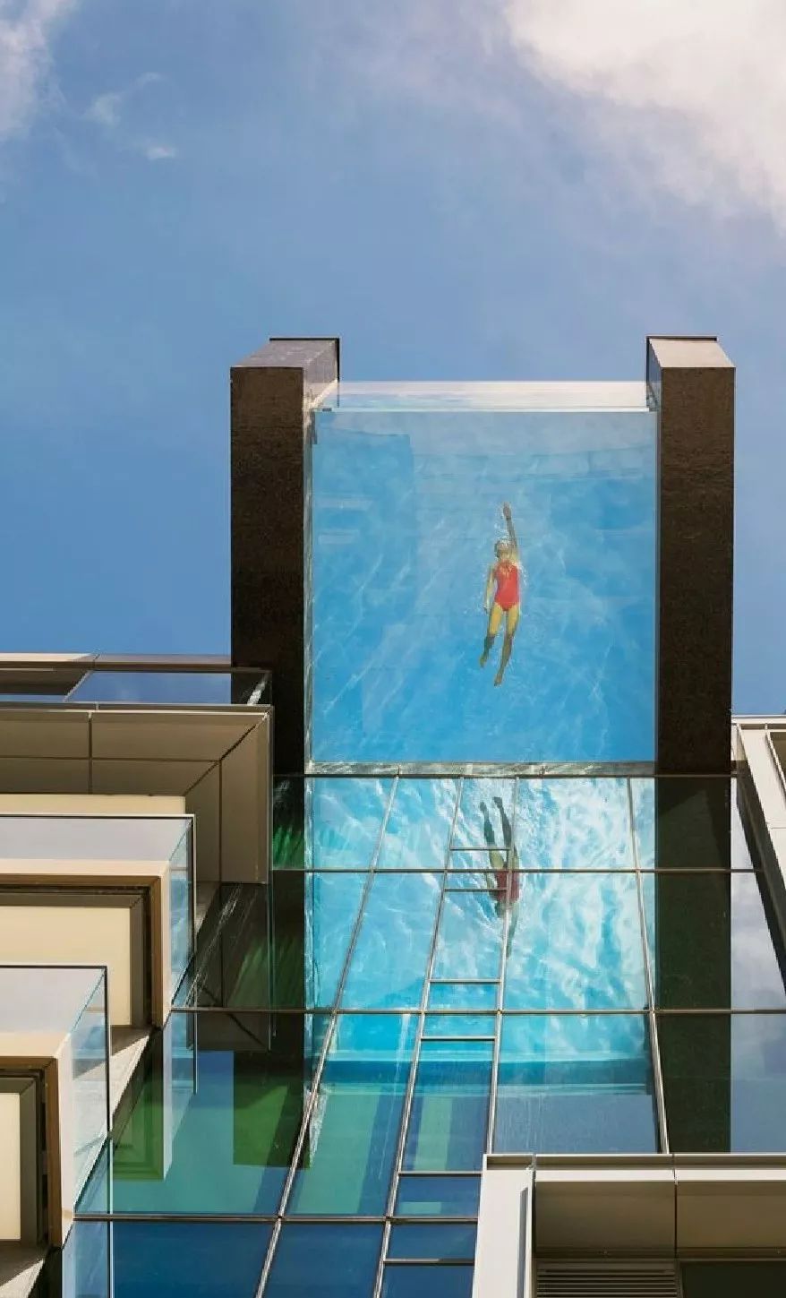 有一个玻璃做成的泳池,悬挑出整栋大楼3米多,距离地面150多米高