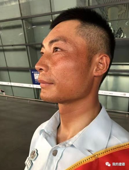 帅气骄傲俩建德好男儿亮相阅兵式其中一个就在战旗方队