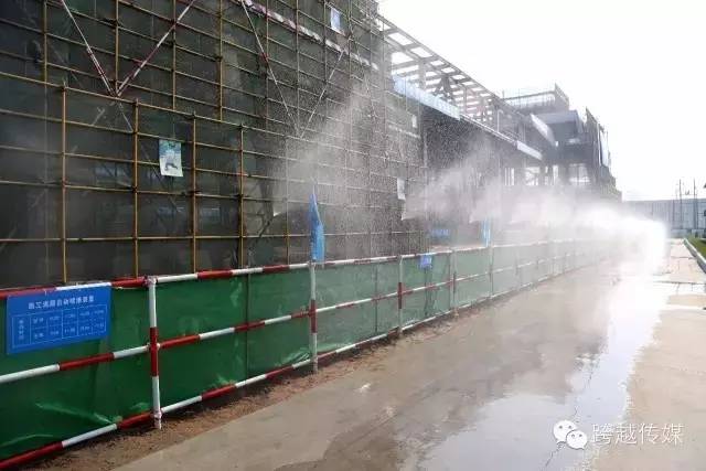 施工现场设置道路喷淋和移动式喷淋系统.项目部绿化,要做到见缝插绿.
