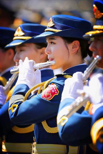 在当天的国庆庆典活动中,中国人民解放军联合军乐团以1300多人的宏大