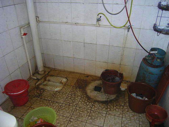 厕所臭味有多厉害熏倒19岁女大学生救治无效2个月后去世