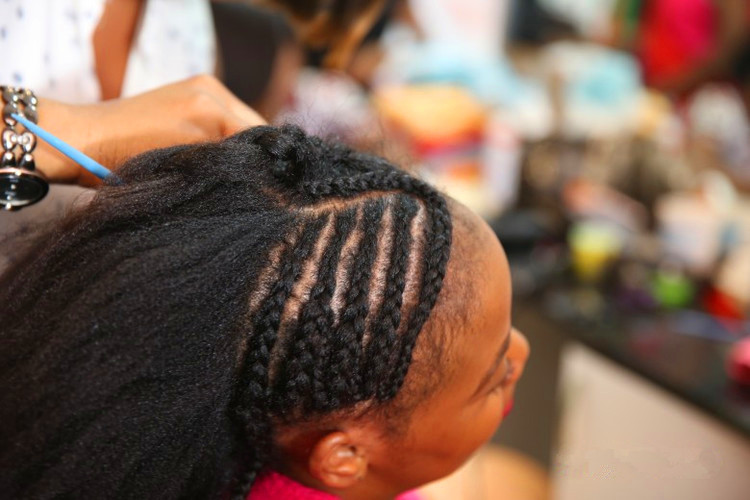 实拍非洲理发店,揭开非洲女人小发辫的秘密