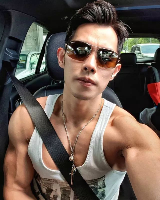 周杰伦最新肌肉照曝光身材超过彭于晏