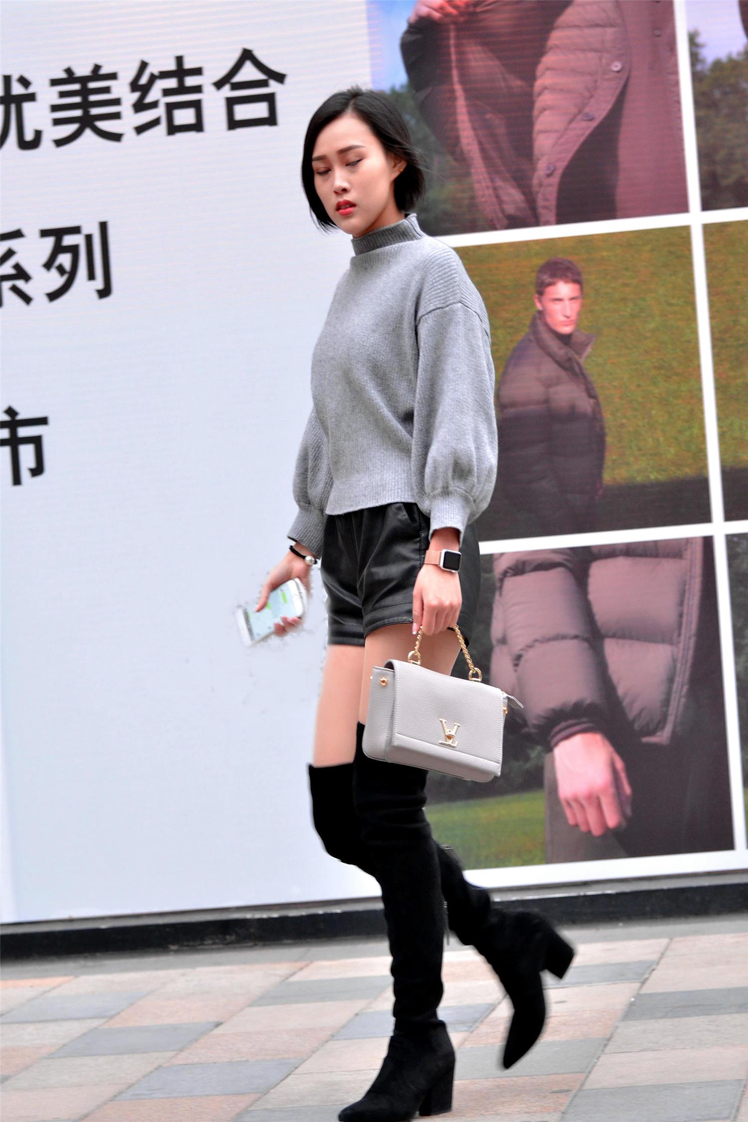 街拍皮短裤搭配过膝长靴秋天就要这么穿保暖时尚还显气质