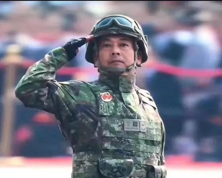 国庆阅兵式上有位将军领队是海宁人!少将军衔!_汤辛