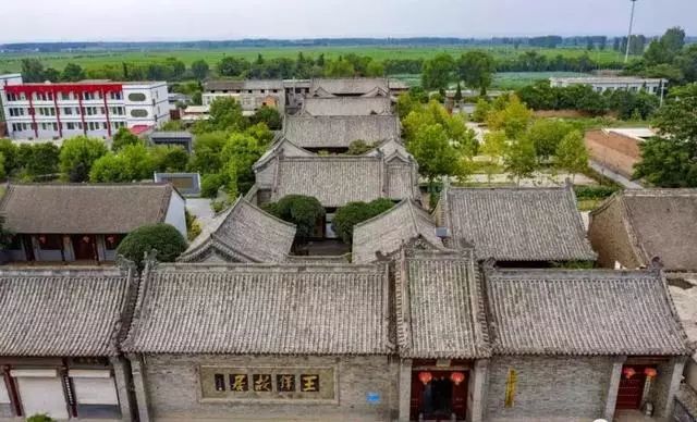 王铎故居坐北向南,由故居和后花园两部分组成.