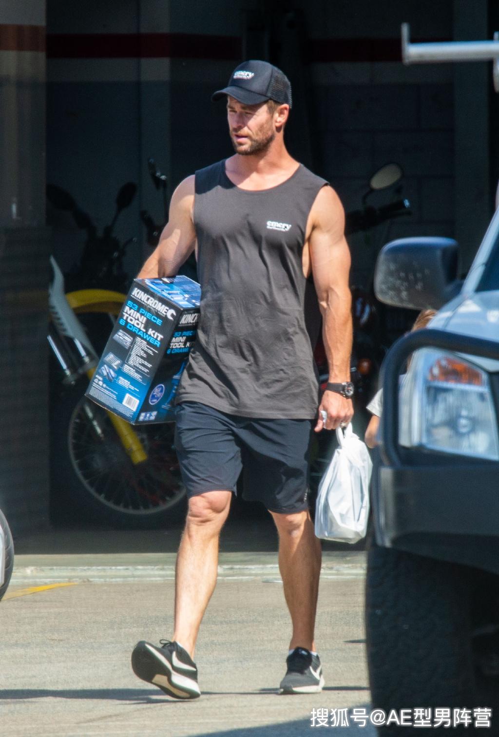 原创36岁雷神索尔现身街头!在家陪女儿3个月,一身肌肉依旧抢眼