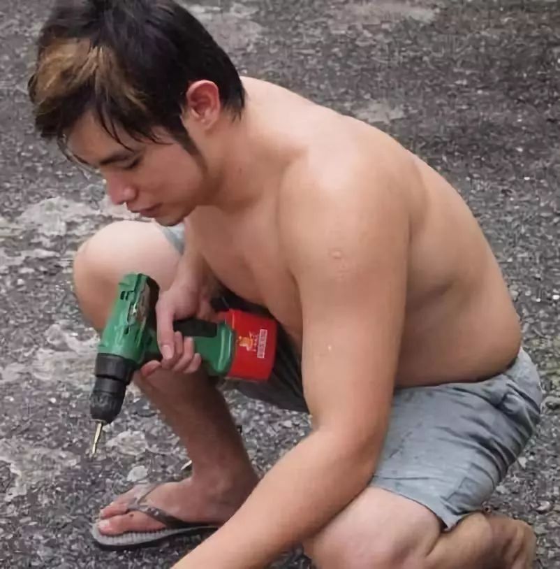 周杰伦最新肌肉照曝光身材超过彭于晏