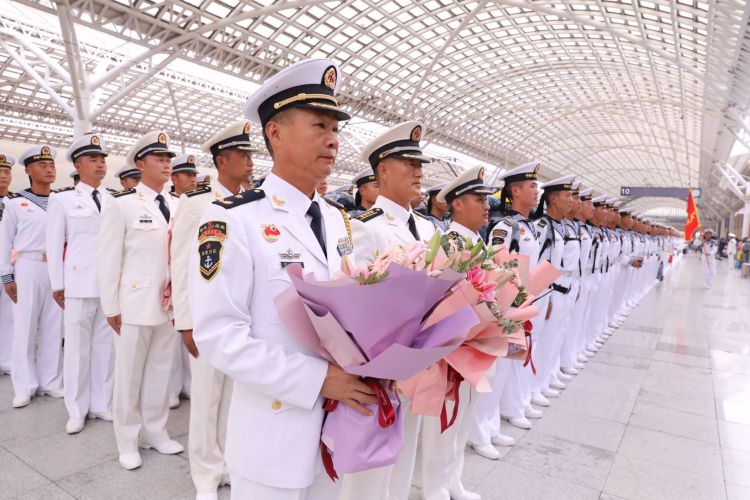 载誉凯旋海军方队受阅官兵回青市民游客夹道欢迎