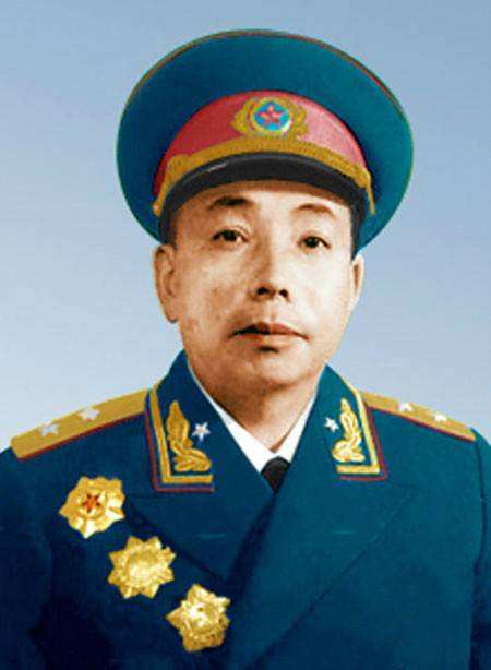 都说近水楼台先得月,他主持授衔,却力排众议给自己降衔为中将_徐立清