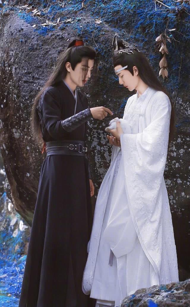 肖战和王一博都是今年暑期热播的古装电视剧《陈情令》中的男主角