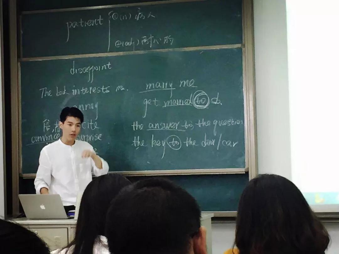 五年制专转本最帅英语老师居然在干这事