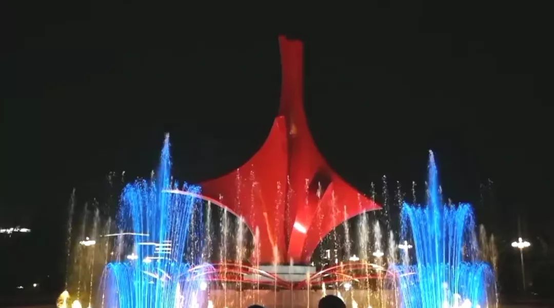 国庆期间,嘉兴市民广场和七一广场每天晚上都有音乐喷泉演出.