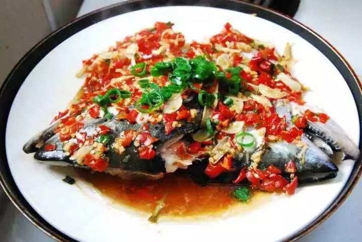 三文鱼头 剁椒,料酒,生姜,葱花 步骤1 鱼头洗净劈开,撒适量盐,料酒