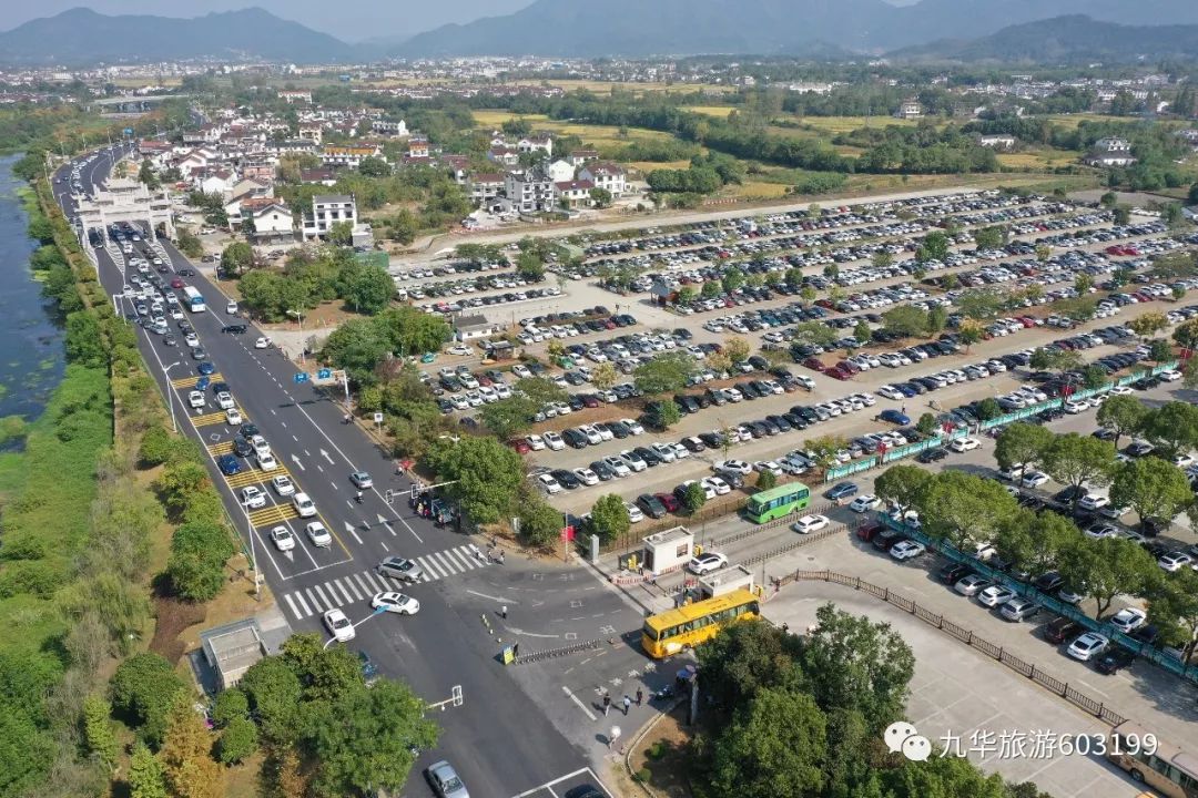 兴旺,"十一"黄金周首轮客流高峰如期而至,景区一派欢乐祥和的节日景象