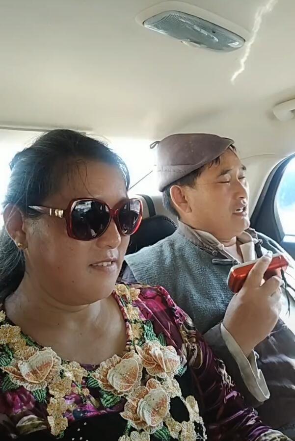 原创女为悦己者容大衣嫂对老公寸步不离穿的花枝招展心情大好