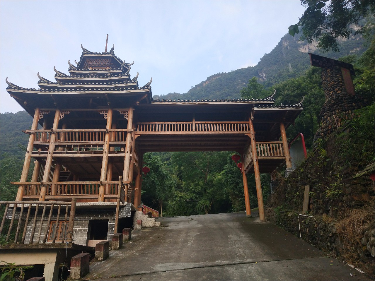 從景區往外望門樓右邊有一排夜亮的燈籠景區依山傍水潯江旁富有特色的