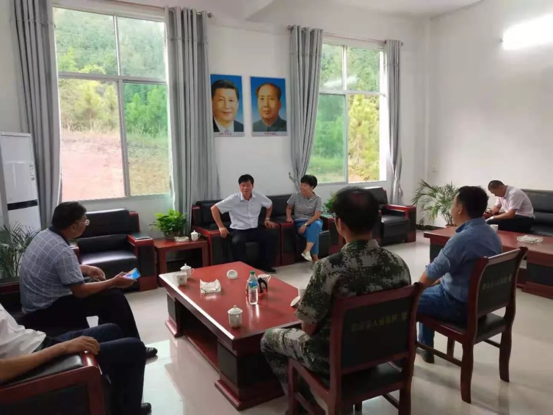 10月2日,挂点县领导副县长,公安局长钟思全到我乡