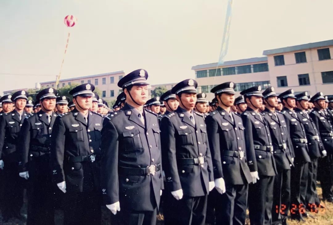 一起來看看,金華警察以前用的裝備長啥樣?_警服