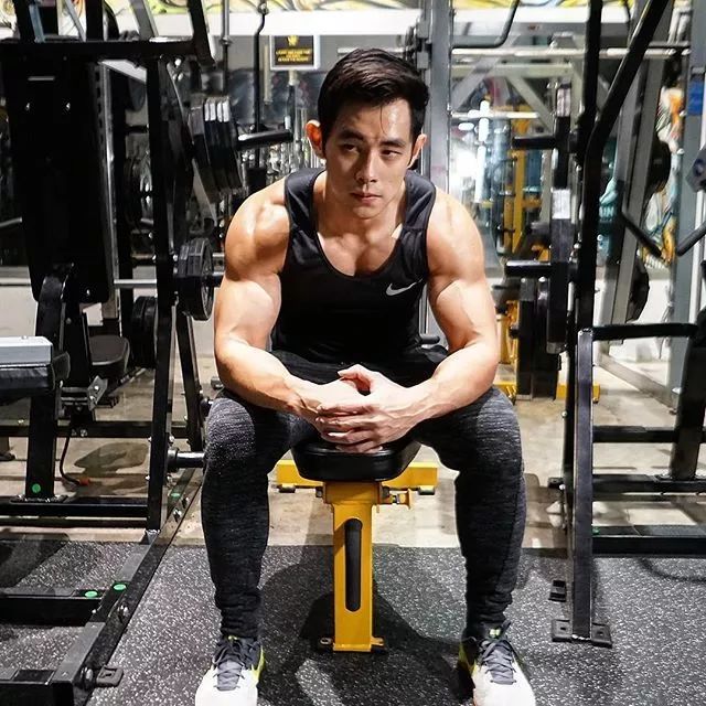 周杰伦最新肌肉照曝光身材超过彭于晏