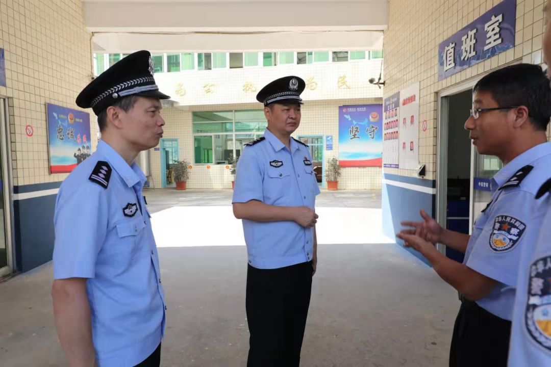 国庆我在岗一鼓作气干到底南澳游人气爆棚警察蓝为节日添彩