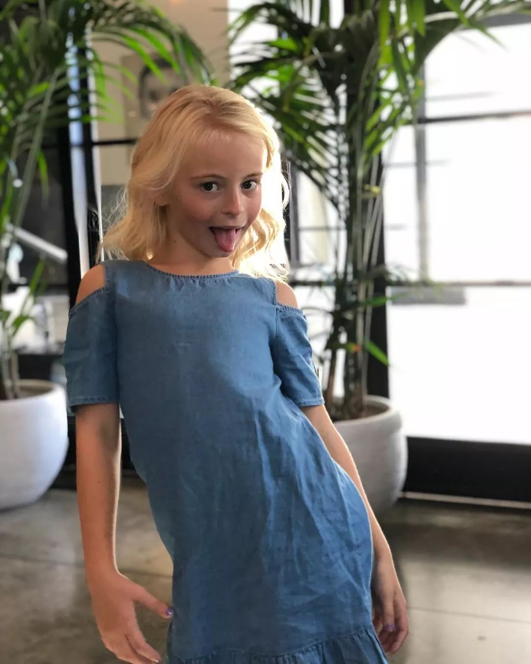 9岁无腿女孩力压世界名模登上t台惊艳时装周命运以痛吻之她却用微笑