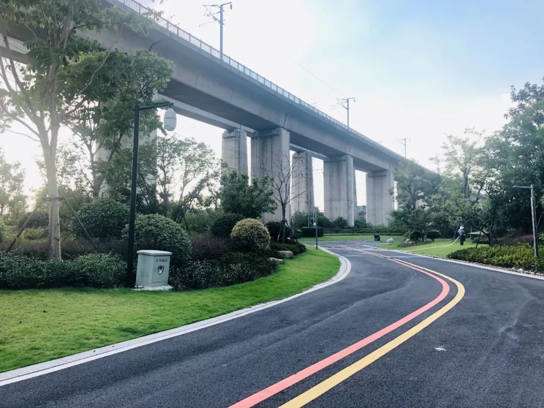 在高铁高架桥下5万平方米的"灰色空间"中,铺设了4万平方米的绿化,运用