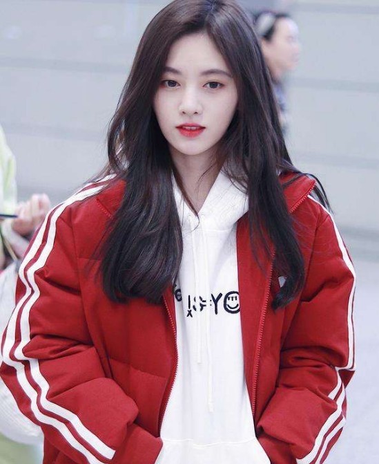 原创鞠婧祎和敬老院老人合影,却被衣服上的3个字暴露真实身份!