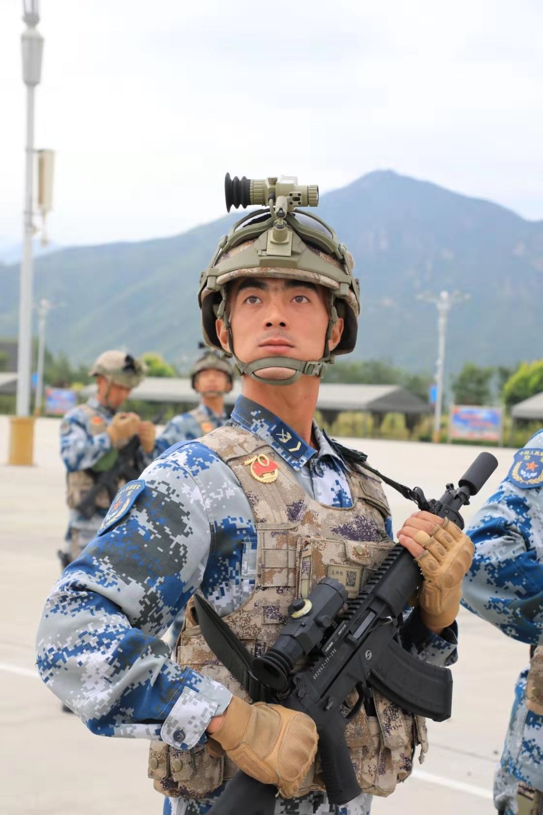威武70周年阅兵式的装甲车上有一个兴文帅小伙他就是吴柳杨