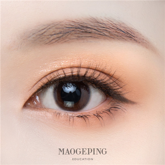 看看化妆后的眉眼对比吧!