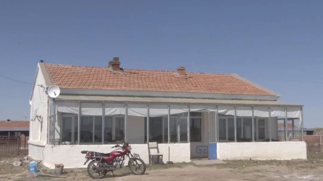 正镶白旗乌兰察布苏木恩格尔宝力格嘎查脱贫工作顺利完成【蒙古文】